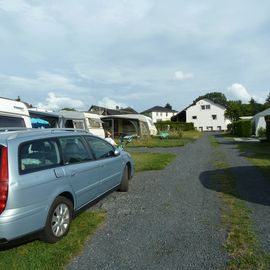 Camping Jillieshof - Blick vom Stellplatz zu einem der Sanitärgebäude