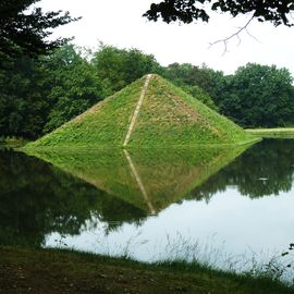 die große Seepyramide im Park