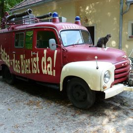 Altes ausrangiertes Feuerwehrfahrzeug im Hof der Braumanufaktur Forsthaus Templin.
