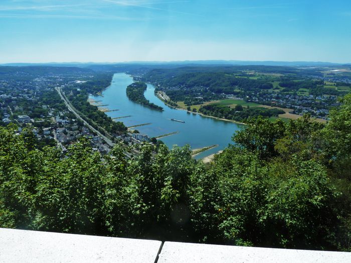 Rheinpanorama vom Drachenfels aus gesehen.