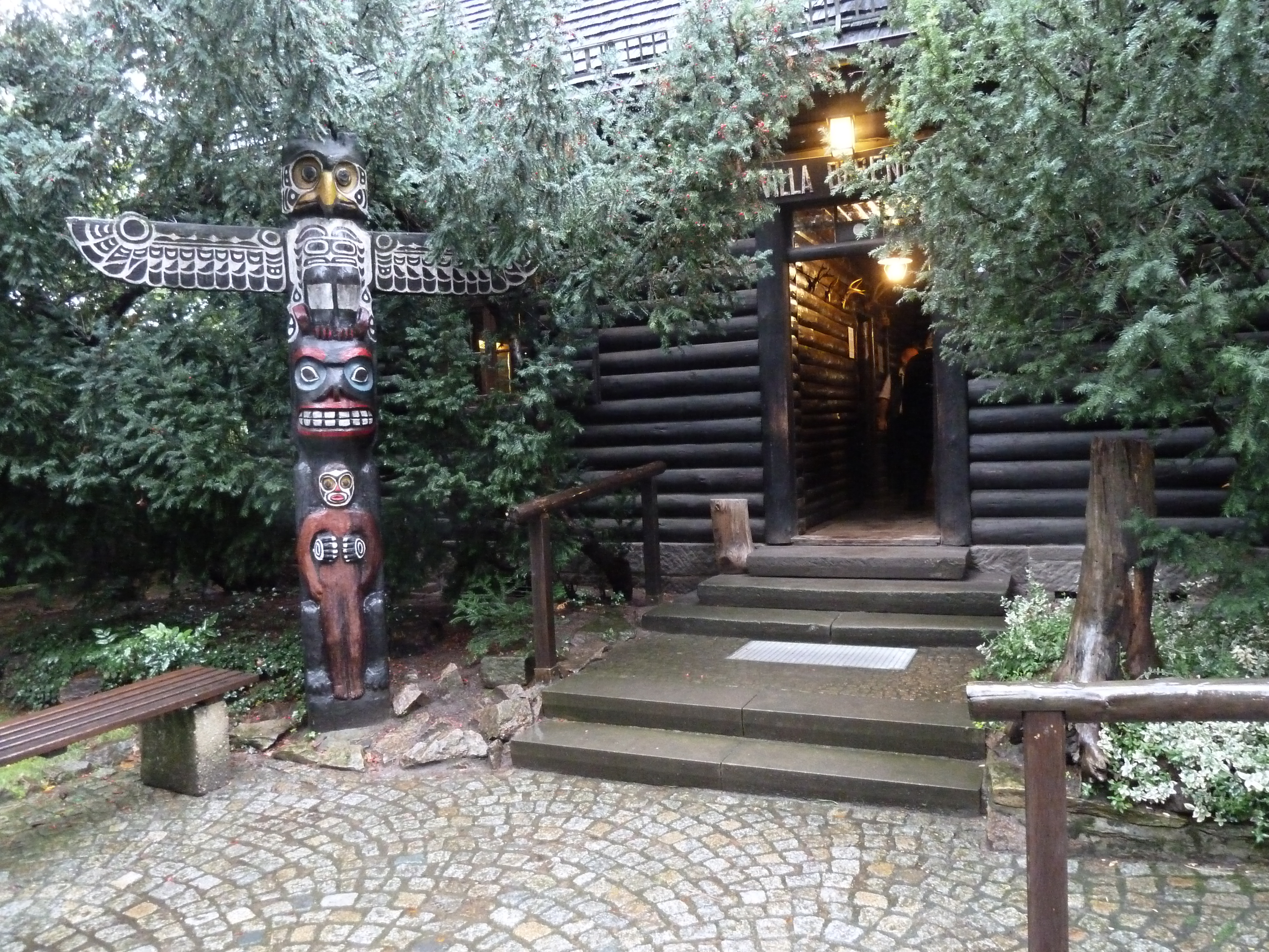 Karl May Museum Radebeul.
Eingang zur Villa Bärenfett (Blockhaus) in der Exponate der nordamerikanischen Urbevölkerung ausgestellt sind.