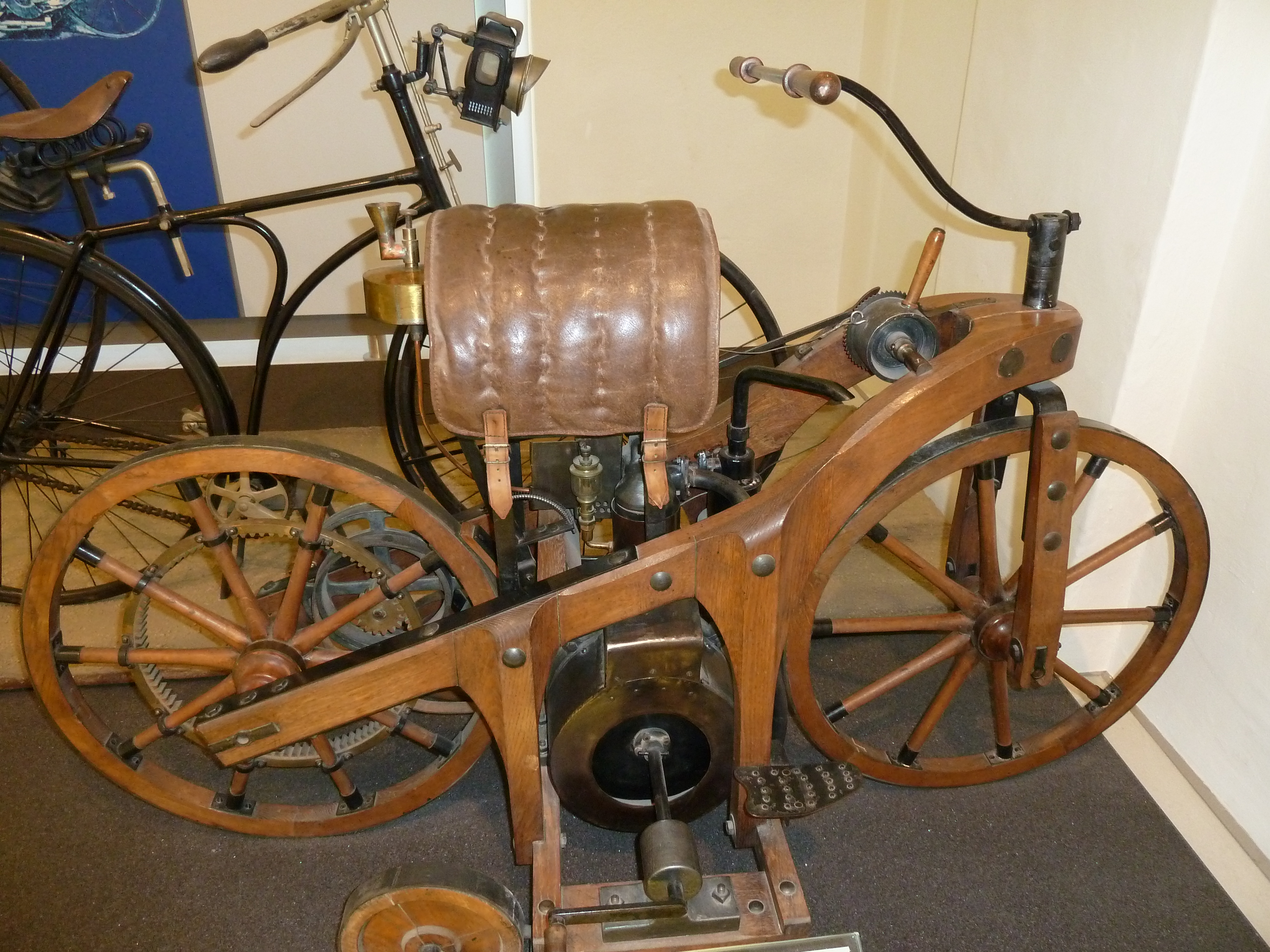 Motorradmuseum im Schloss Augustusburg 
Daimler Reitwagen, ganz aus Holz.