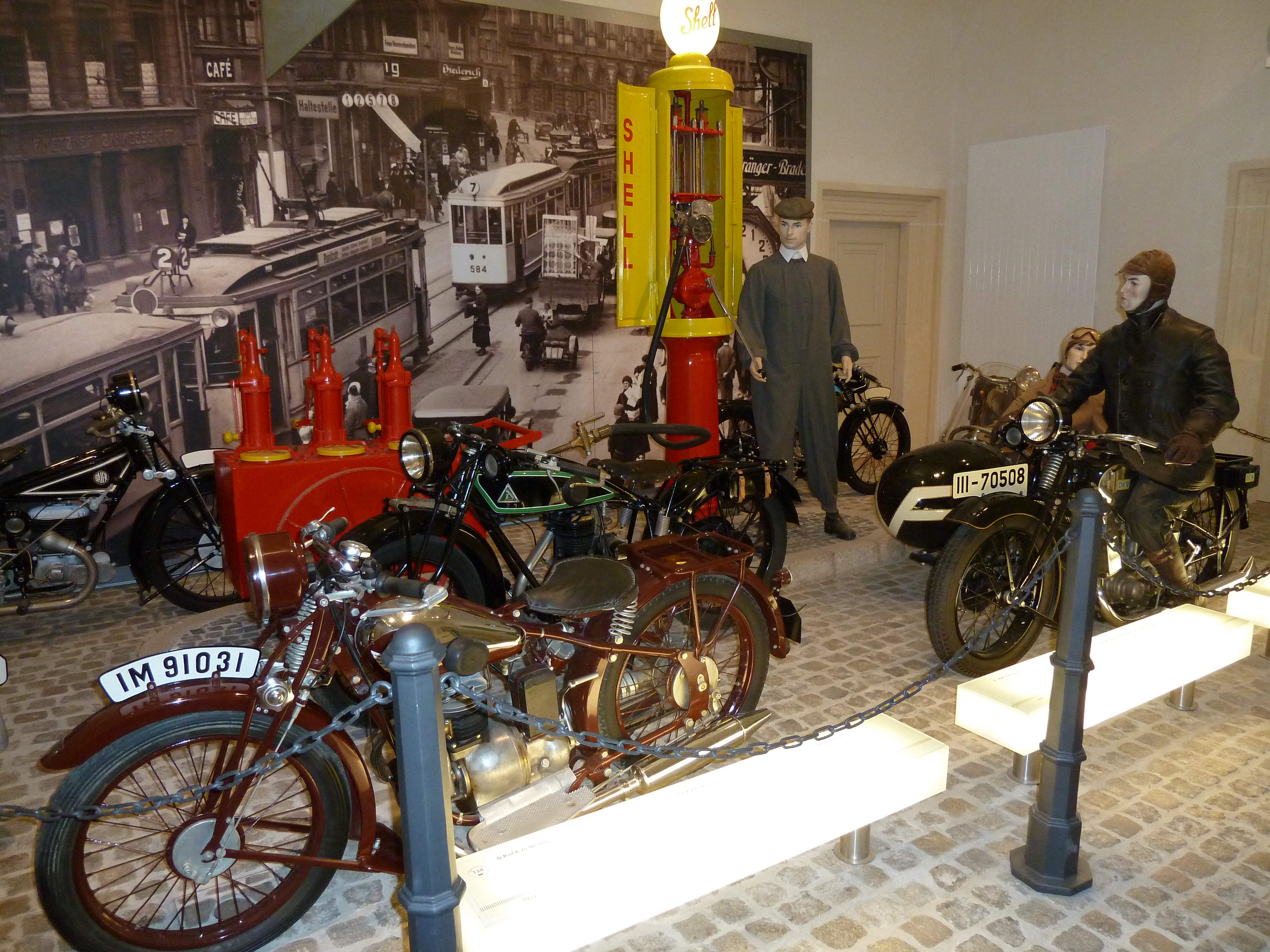 Motorradmuseum im Schloss Augustusburg 
Leben in den 30ern.