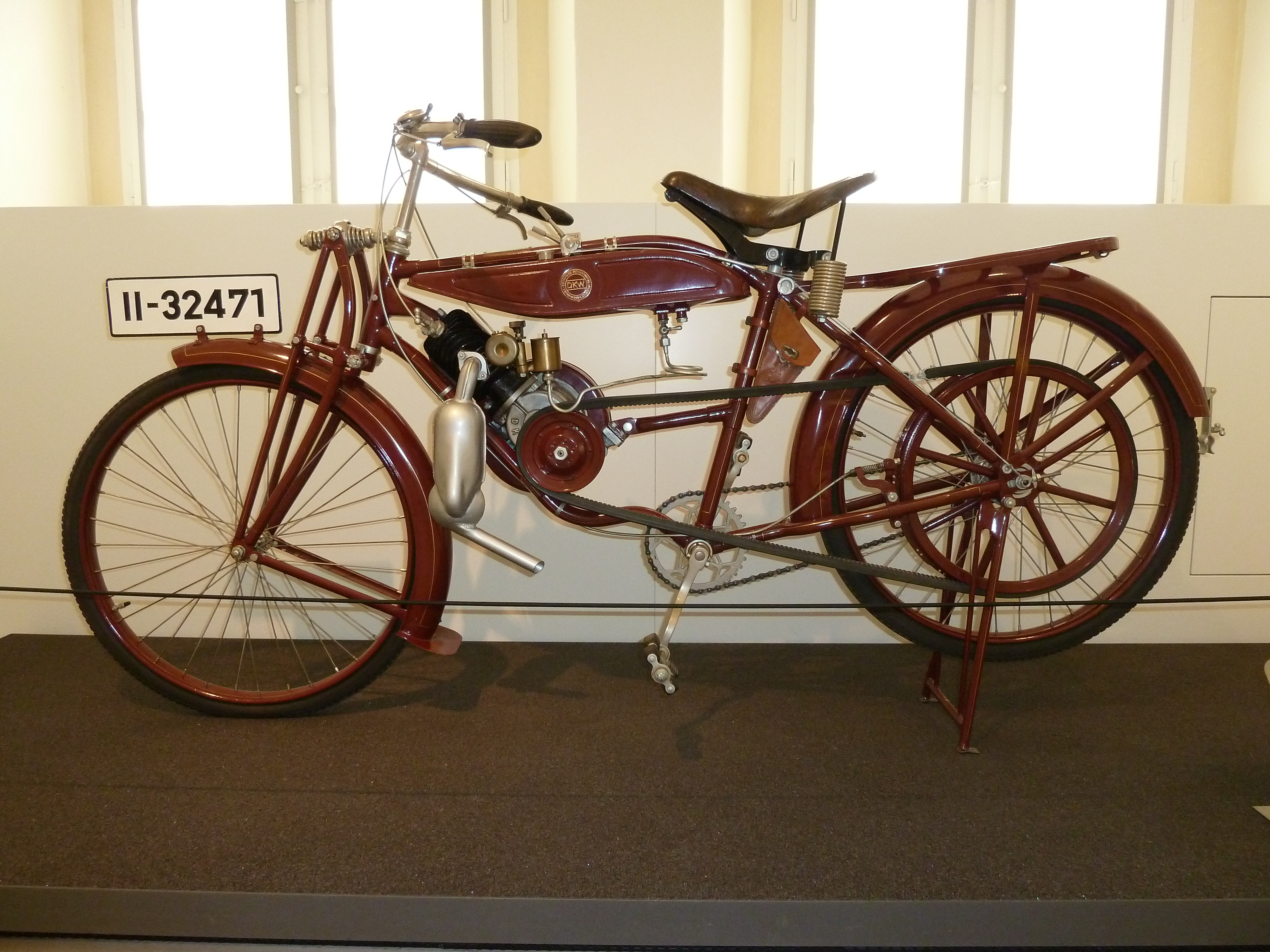 Motorradmuseum im Schloss Augustusburg 
Eines der ersten Fahrräder mit Hilfsmotor.