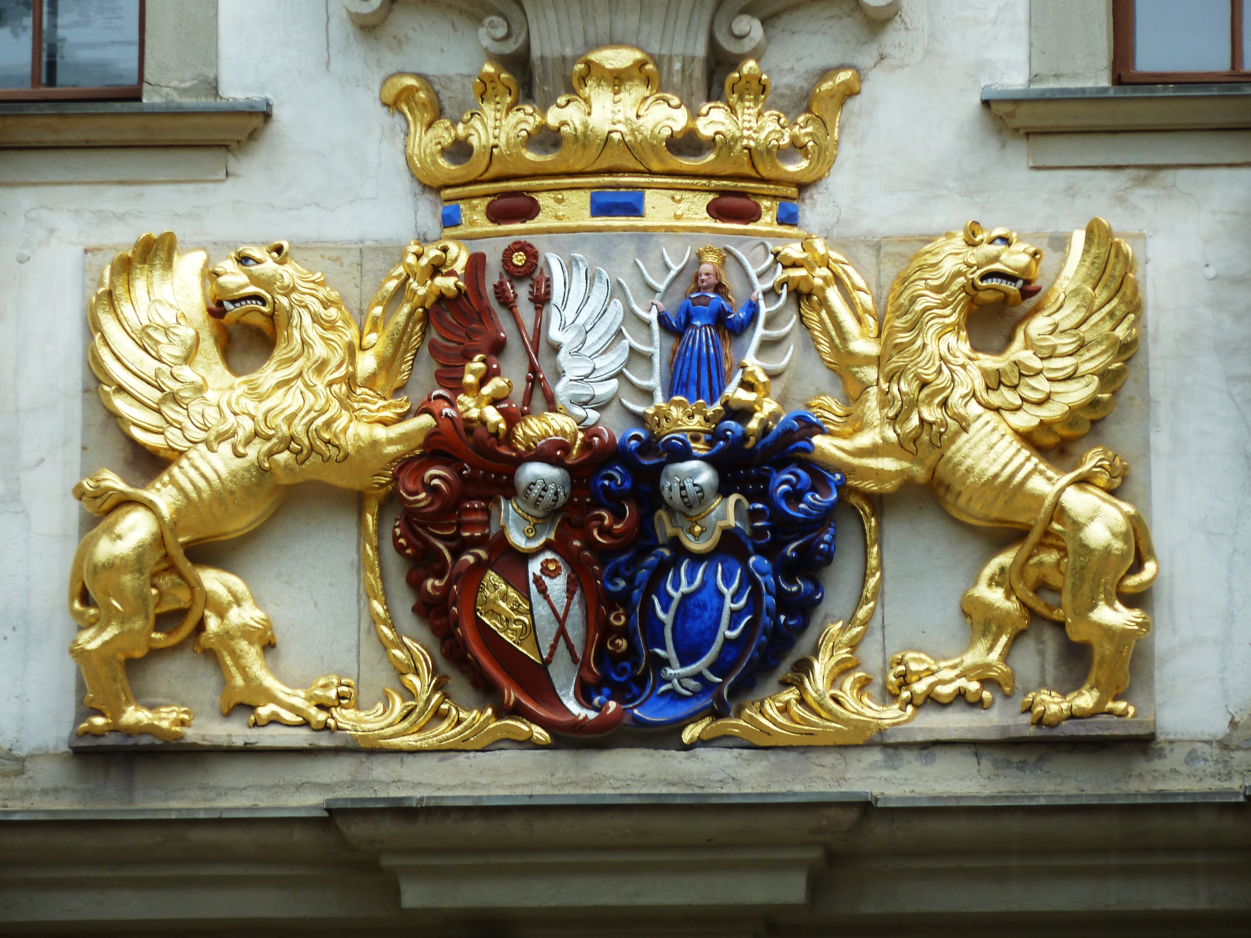 Wappen derer von Pückler über dem Portal zum Museum.