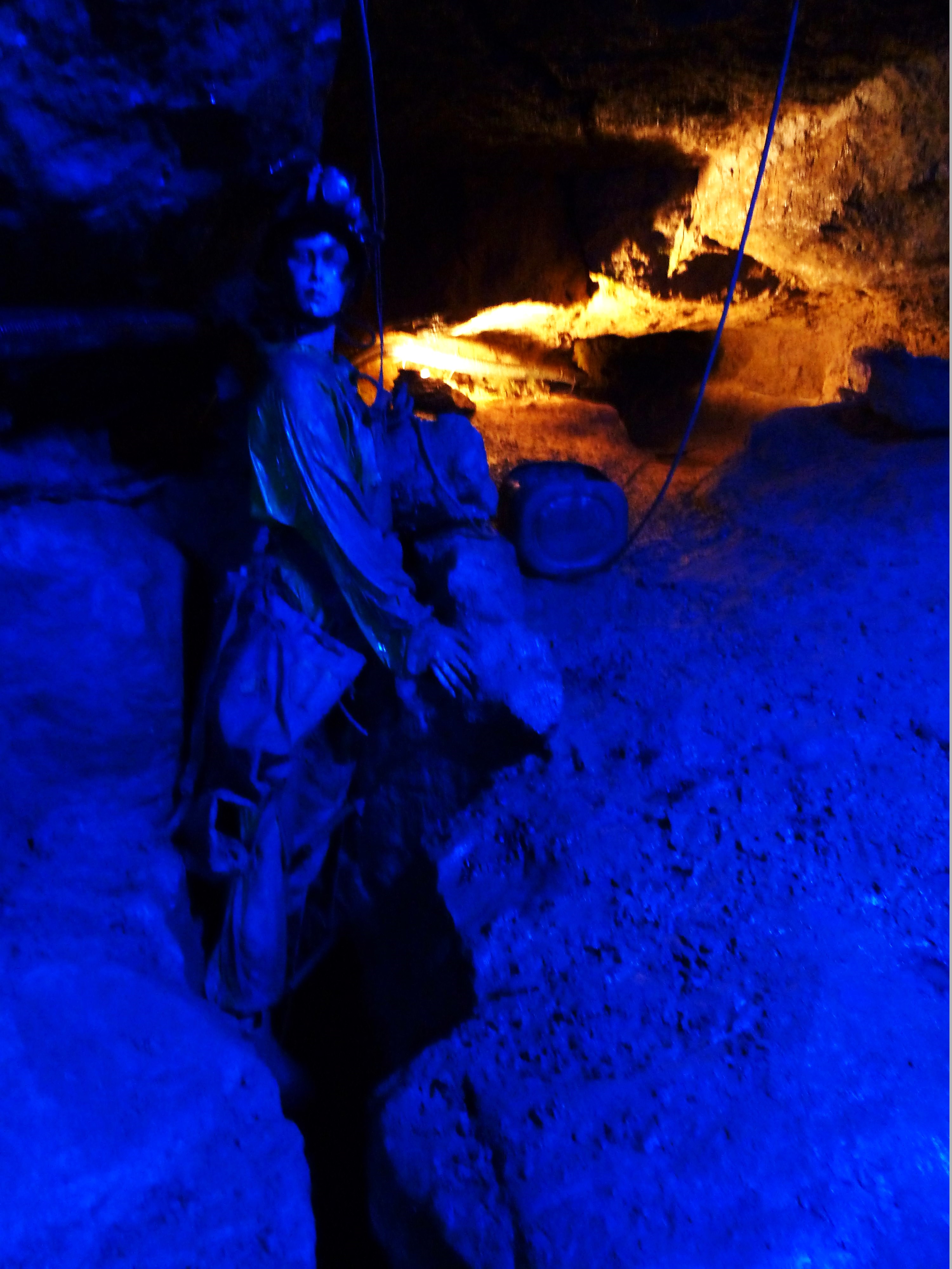 Schillat Höhle
durch solch schmale Spalten wird die Höhle erkundet