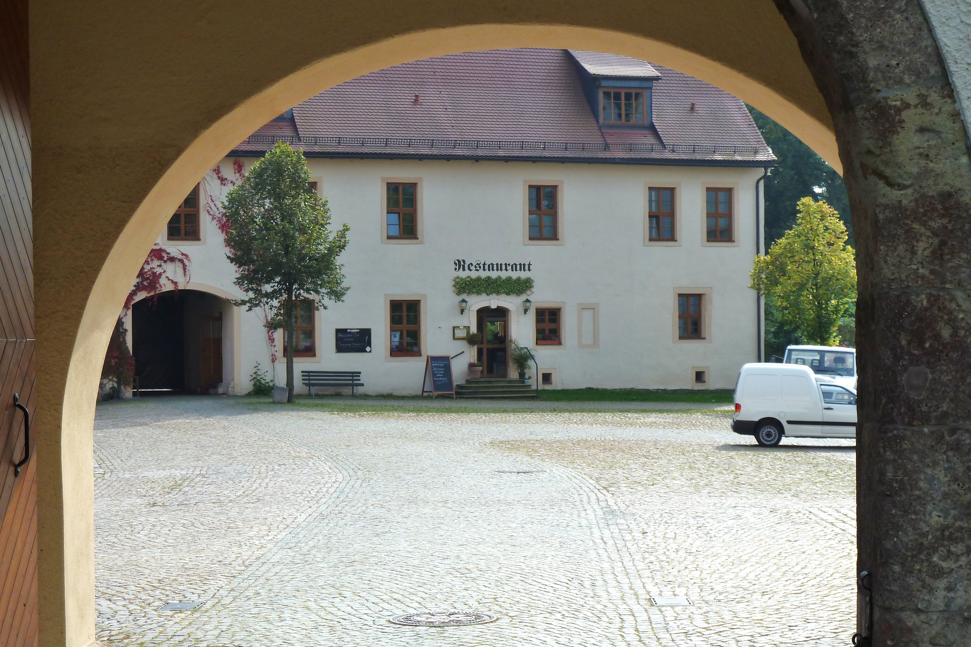 Wasserschloss Klaffenbach bei Chemnitz
Haupteingang zum Schlossplatz.