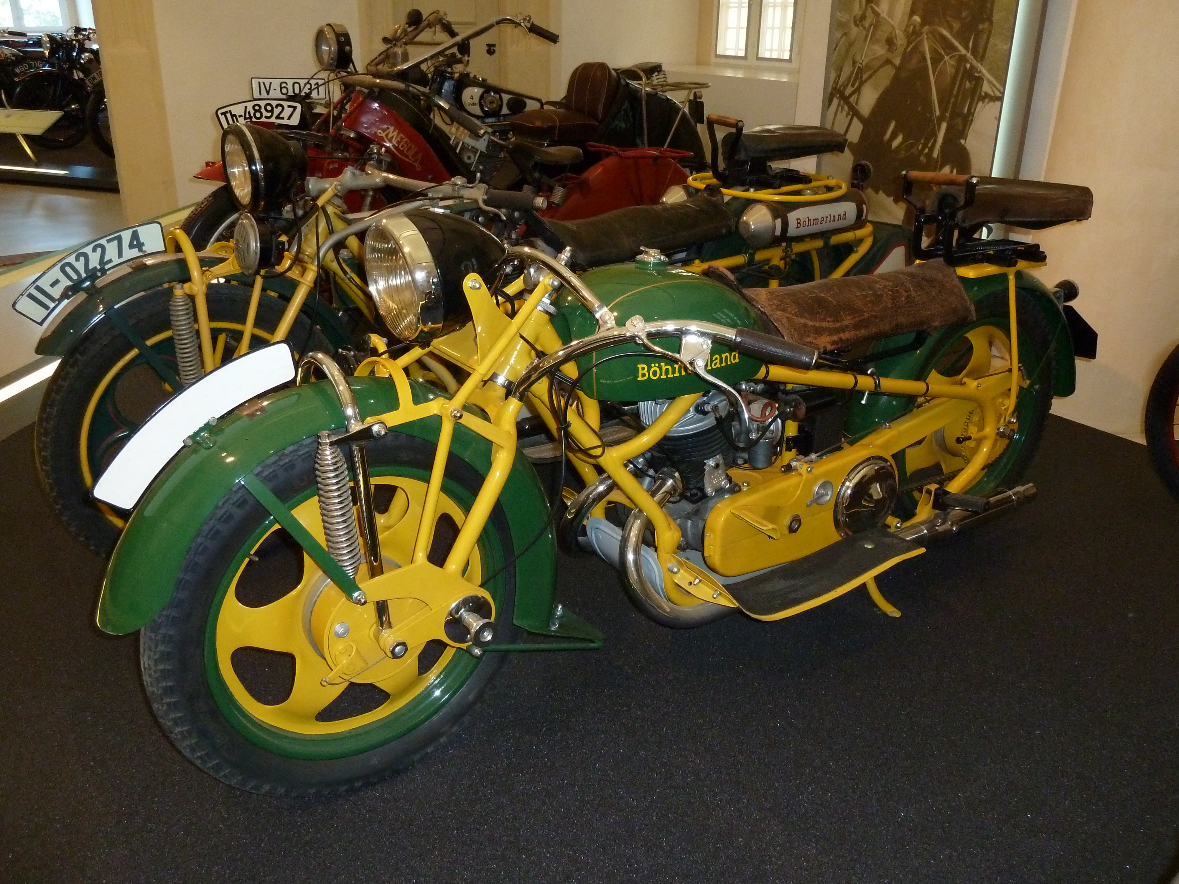 Motorradmuseum im Schloss Augustusburg 
Das längste Motorrad der Welt, ein Dreisitzer.