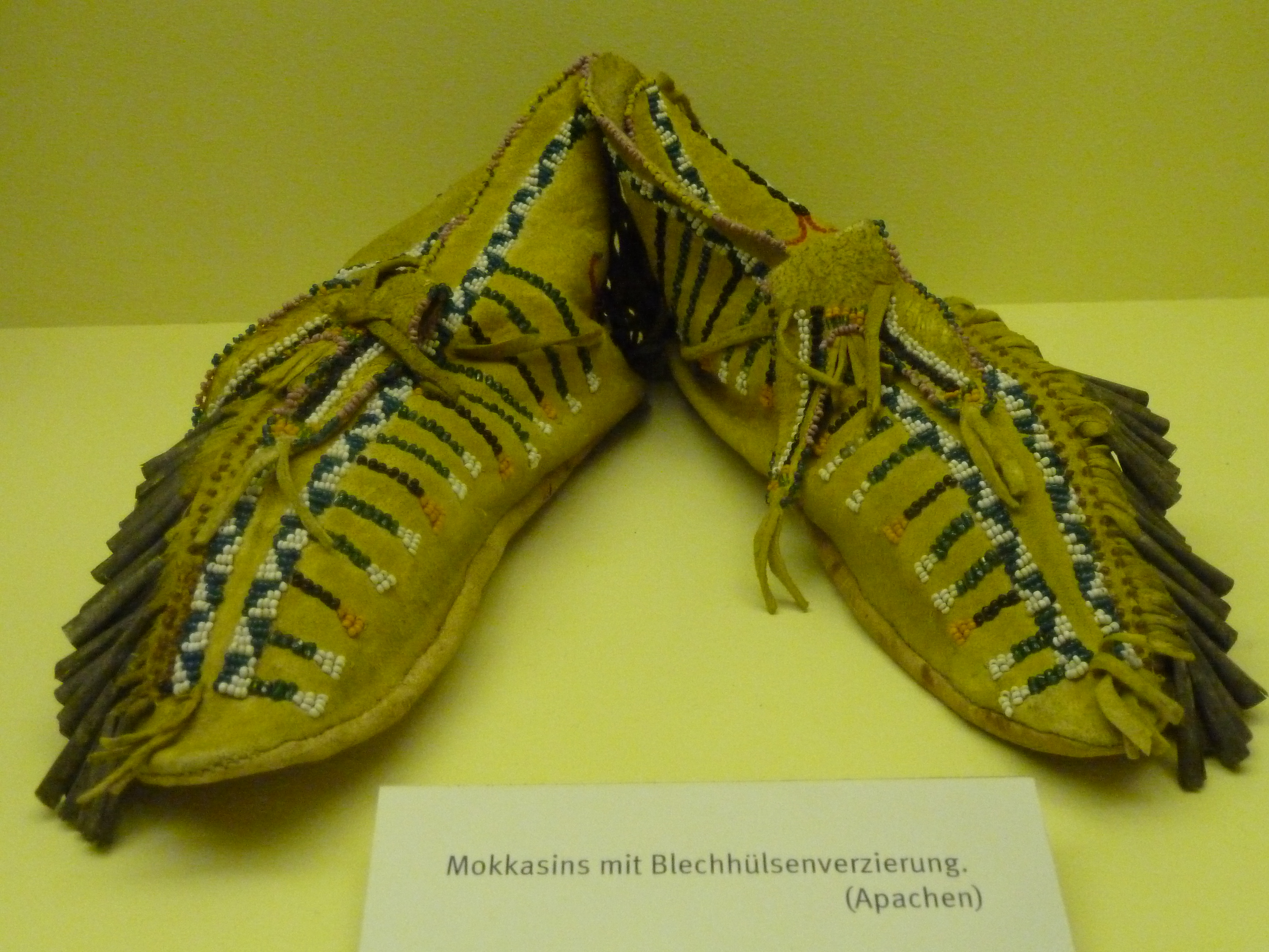 Karl May Museum Radebeul.
Villa Bärenfett (Blockhaus),
Mokassin der Apachenmit Blechhülsenverzierung