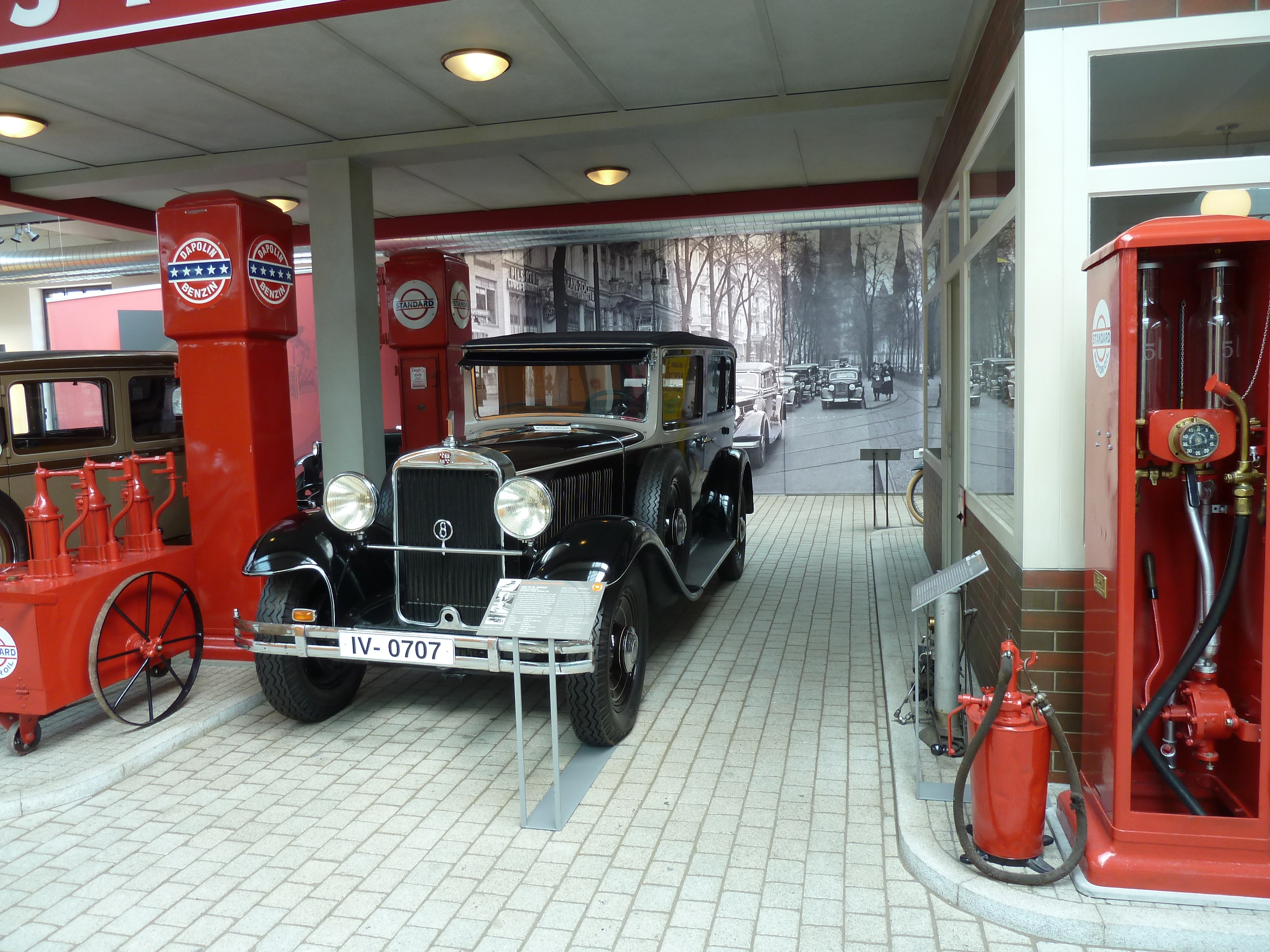 Audi bei Tankstelle