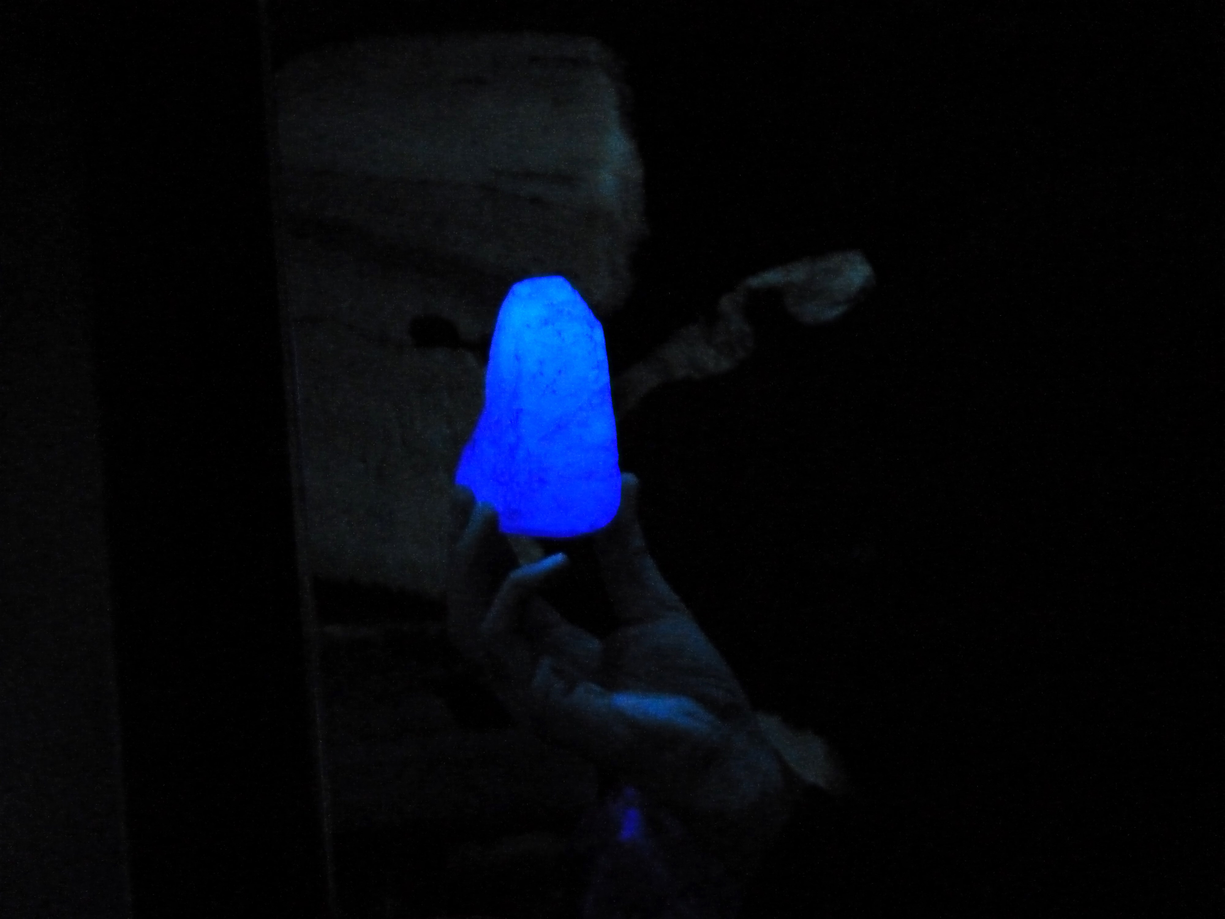 Schillat Höhle
im UV Licht leuchtet der Stein