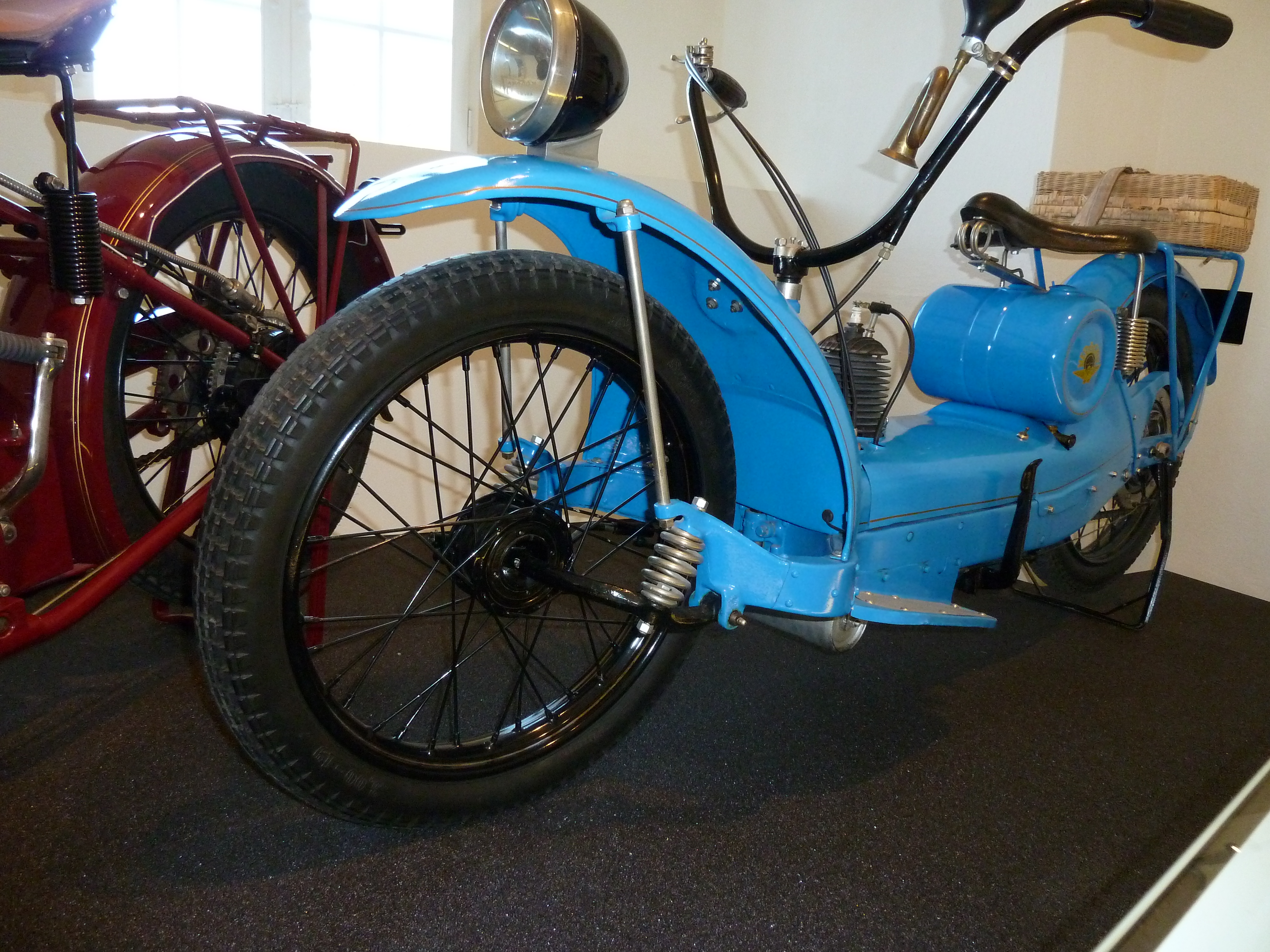 Motorradmuseum im Schloss Augustusburg 
Eine merkwürdige Lenk-Konstruktion.