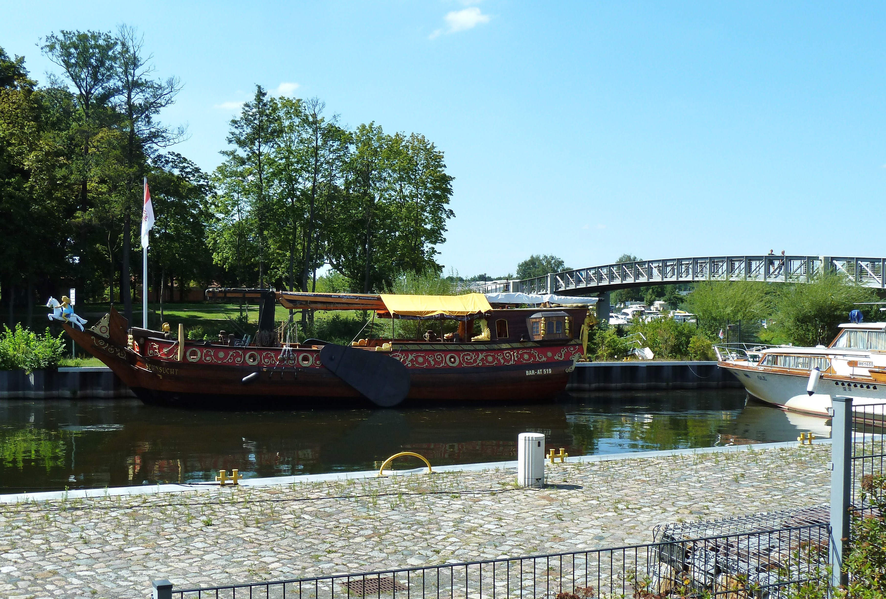 Schlosshafen mit Fu&szlig;g&auml;ngerbr&uuml;cke, welche die beiden Platzteile auf beiden Seiten der Havel verbindet.