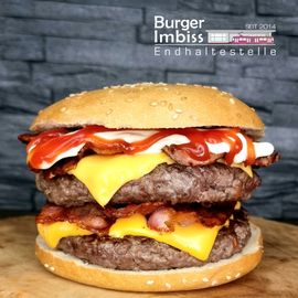  Ganz und gar Burger und ohne Schnickschnack!  Unser NEUER Farmer Burger   2x 100g frische Rindfleisch-Pattys aus Deutschland saftig gegrillt, knusprige Bacon-Streifen, leckere Cheddar Käse-Scheiben und alles abgerundet mit unserer Ketchup- und Mayosauce. So muss ein frischer großer Burger schmecken   Kommt vorbei zur #imbissendhaltestelle (tägl. 11-14 &amp; 17-20 Uhr), bestellt vor per Tel./WhatsApp 015255786780 oder lasst es Euch bequem und kostenlos liefern  https://bit.ly/380ocwD