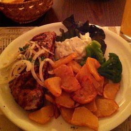 Bifteki mit ged&uuml;nsteten griechischen Kartoffeln, Brokkoli und Tsatsiki