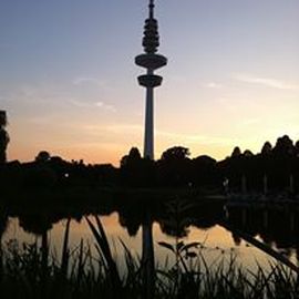 Hamburger Fernsehturm in der Dämmerung.