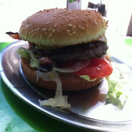 Bacon-Cheeseburger beim MarienBurger in der Marienburger. Ich hatte die "Mini-Variante", da ich nur wenig Hunger hatte. Der beste Burger, den ich in Berlin bisher hatte - vorm nächsten Besuch werd ich hungern und mir direkt einen doppelten ordern!