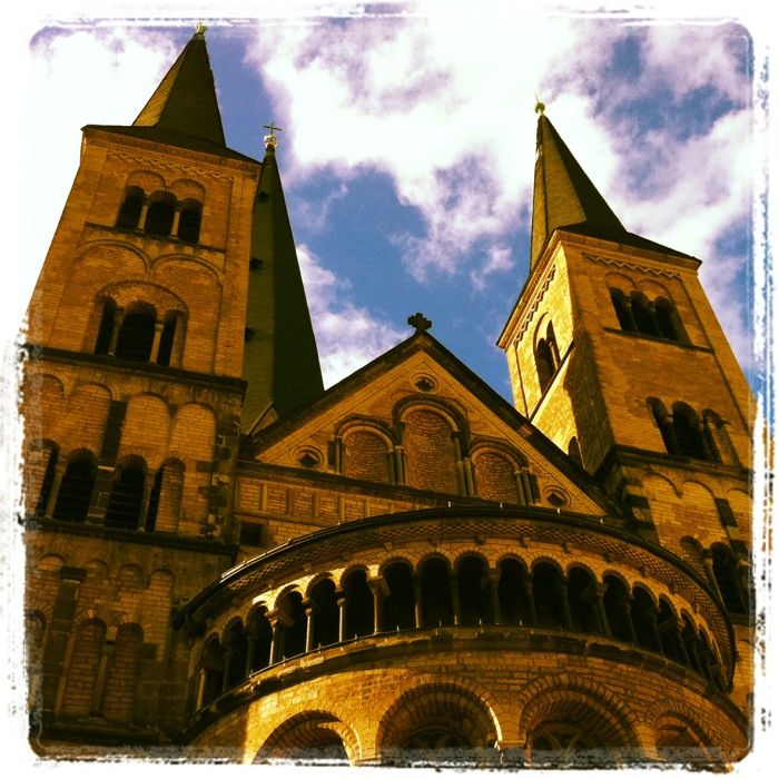 Das bonner Münster in leicht bearbeiteter (Instagram) Frontalansicht.