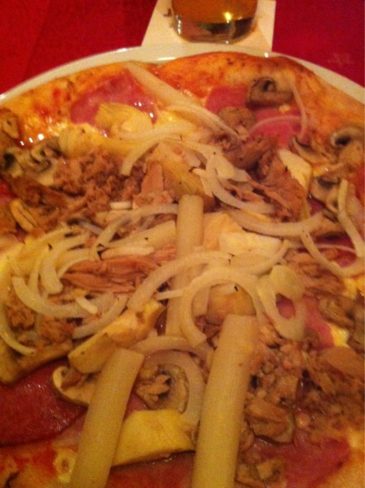 Pizza "con tutto" mit Salami, Schinken, Thunfisch, Champignons, Spargel, Zwiebeln und Artischocken. "Mit vielem" halt :) Lecker!