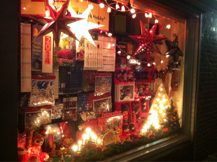 Weihnachtlich geschmücktes Schaufenster. Find ich toll!