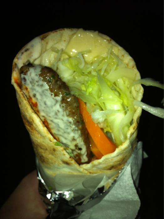 Kebab auf die Hand (Rindfleisch, Hummus, Möhren, eingelegte Kartoffel, Kraut- und Eisbergsalat und ein Spritzer scharfer Soße) für 3,50€. Im Dunkeln leider schwer zu fotografieren...