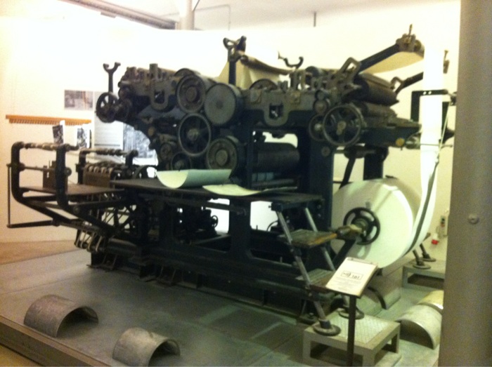 Eine riesige Druckerpresse im Museum der Arbeit