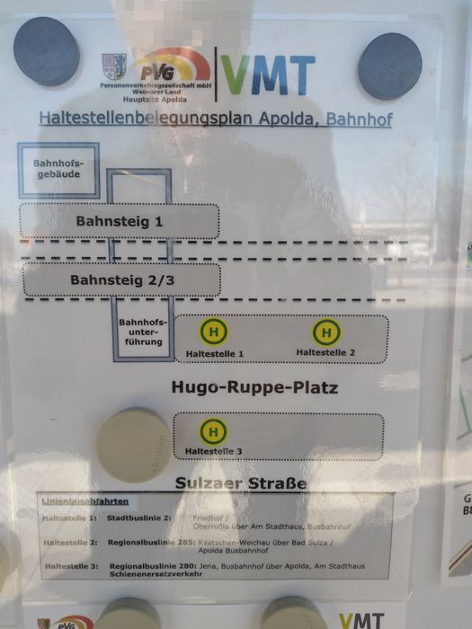 Der Haltestellenbelegungsplan offenbart, dass derzeit vom Bahnhof Busse der Stadtbuslinie 2 (zum Friedhof) und der Regionalbuslinien nach Jena und Richtung Bad Sulza verkehren. Auch bei Schienenersatzverkehr ist hier Ein- und Ausstieg.