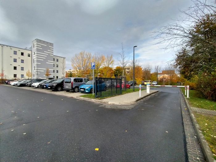 Von der Warschauer Straße kommend linkerhand der Parkplatz des Medizinischen Zentrums.