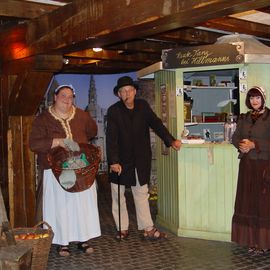 Die Bremer Originale 'Fisch-Lucie', 'Heini Holtenbeen' und 'Gesche Gottfried' warten auf dem 'Marktplatz' im Bremer Geschichtenhaus.