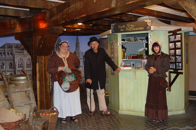 Die Bremer Originale 'Fisch-Lucie', 'Heini Holtenbeen' und 'Gesche Gottfried' warten auf dem 'Marktplatz' im Bremer Geschichtenhaus.