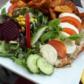 Paniertes H&auml;hnchenschnitzel TomateMozzarella mit Tomate und Mozzarella &uuml;berbacken, an Kartoffelecken und buntem Salat