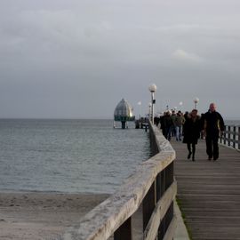 Ganz am Ende des großen Stegs auf der linken Seite steht die Kapsel