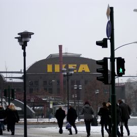 Rechts neben dem alten Fabrikgebäude der Bau von Ikea