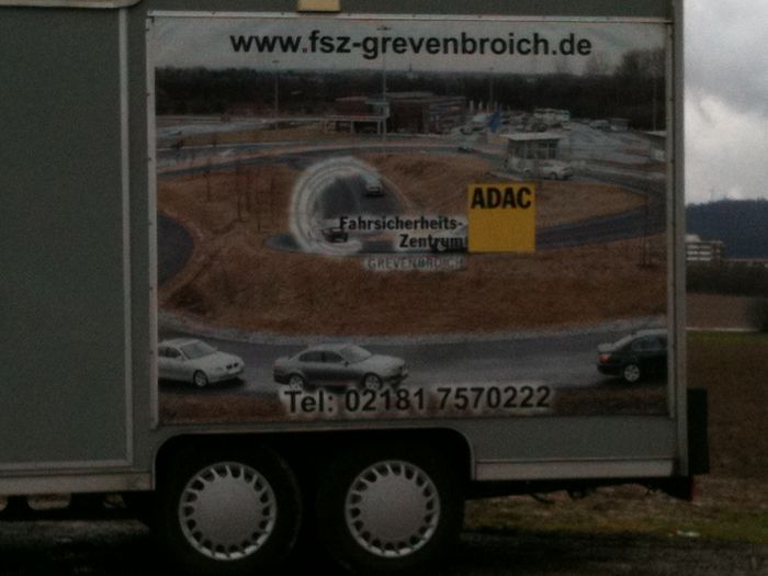 Werbung des ADAC auf einer der Zufahrtsstraßen