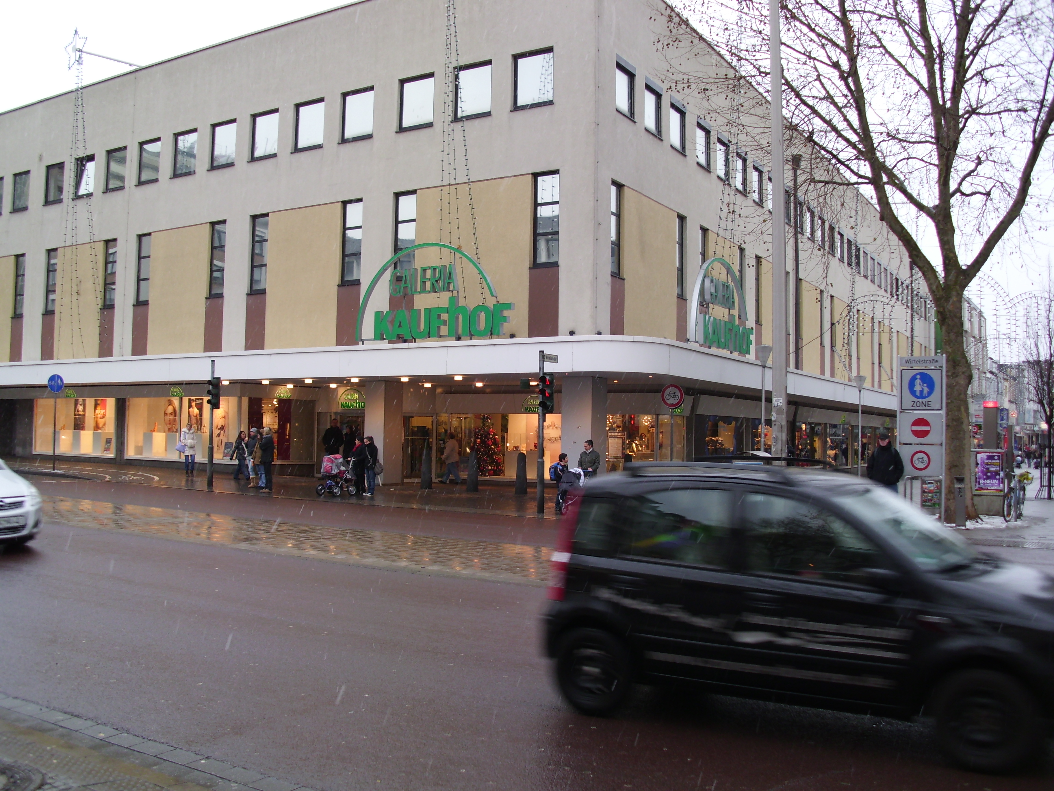 Das kleine Kaufhof-Warenhaus liegt im Herzen der Innenstadt