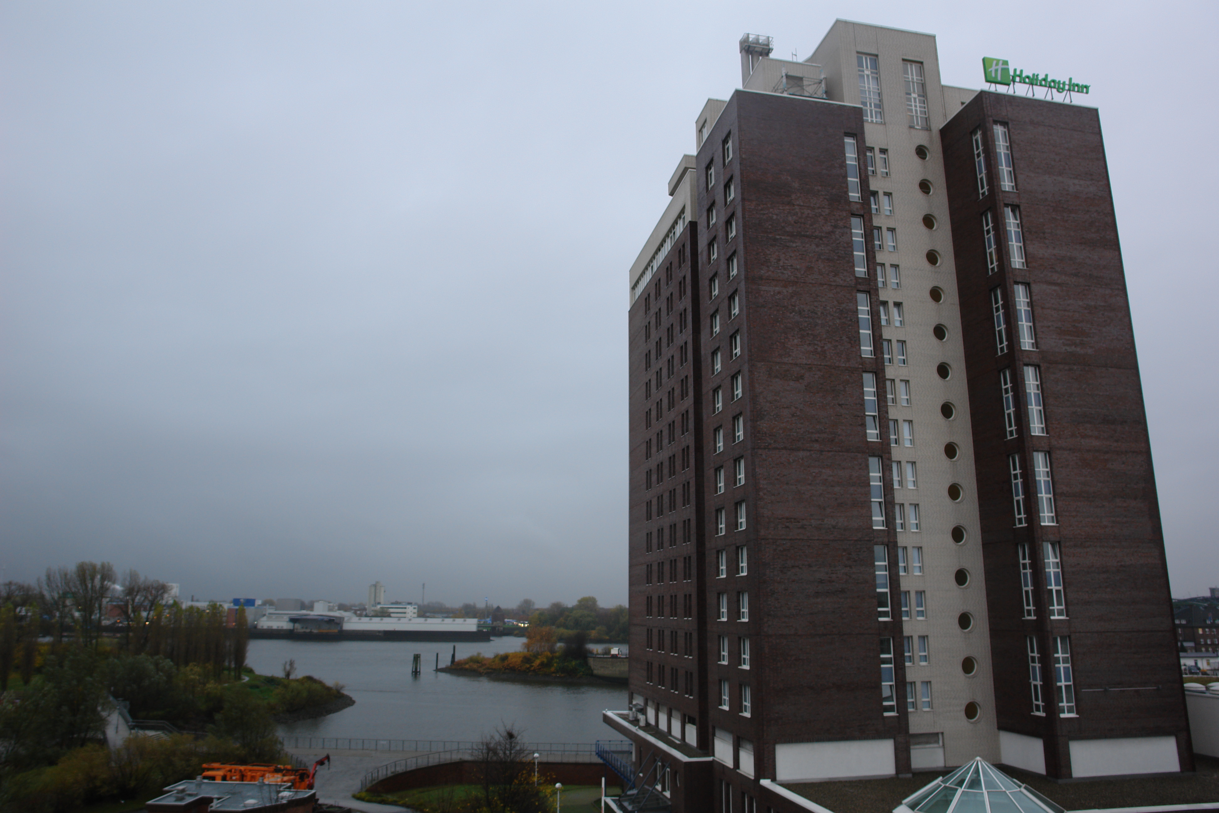 Im Hintergrund ein Blick auf einen Nebenarm der Elbe