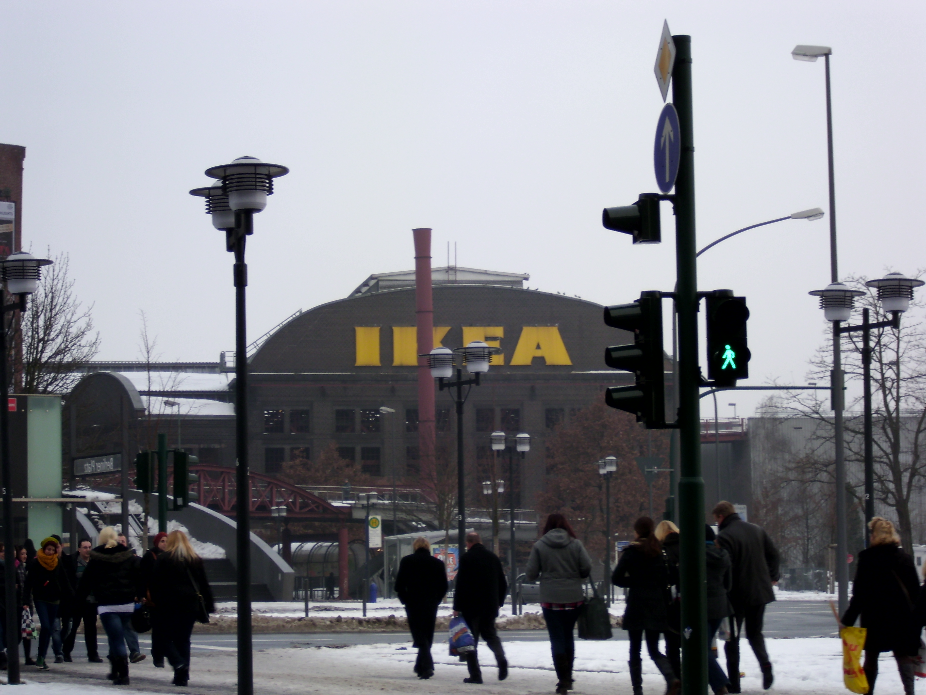 Rechts neben dem alten Fabrikgebäude der Bau von Ikea