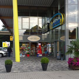 E-Getränkemarkt Eingang mit Shop Kunterbunt und darin befindliche Poststelle