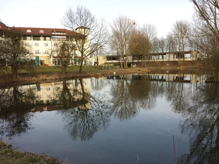 Blick über den künstlich angelegten Teich des alten Angerbachs ,der renaturiert wurde