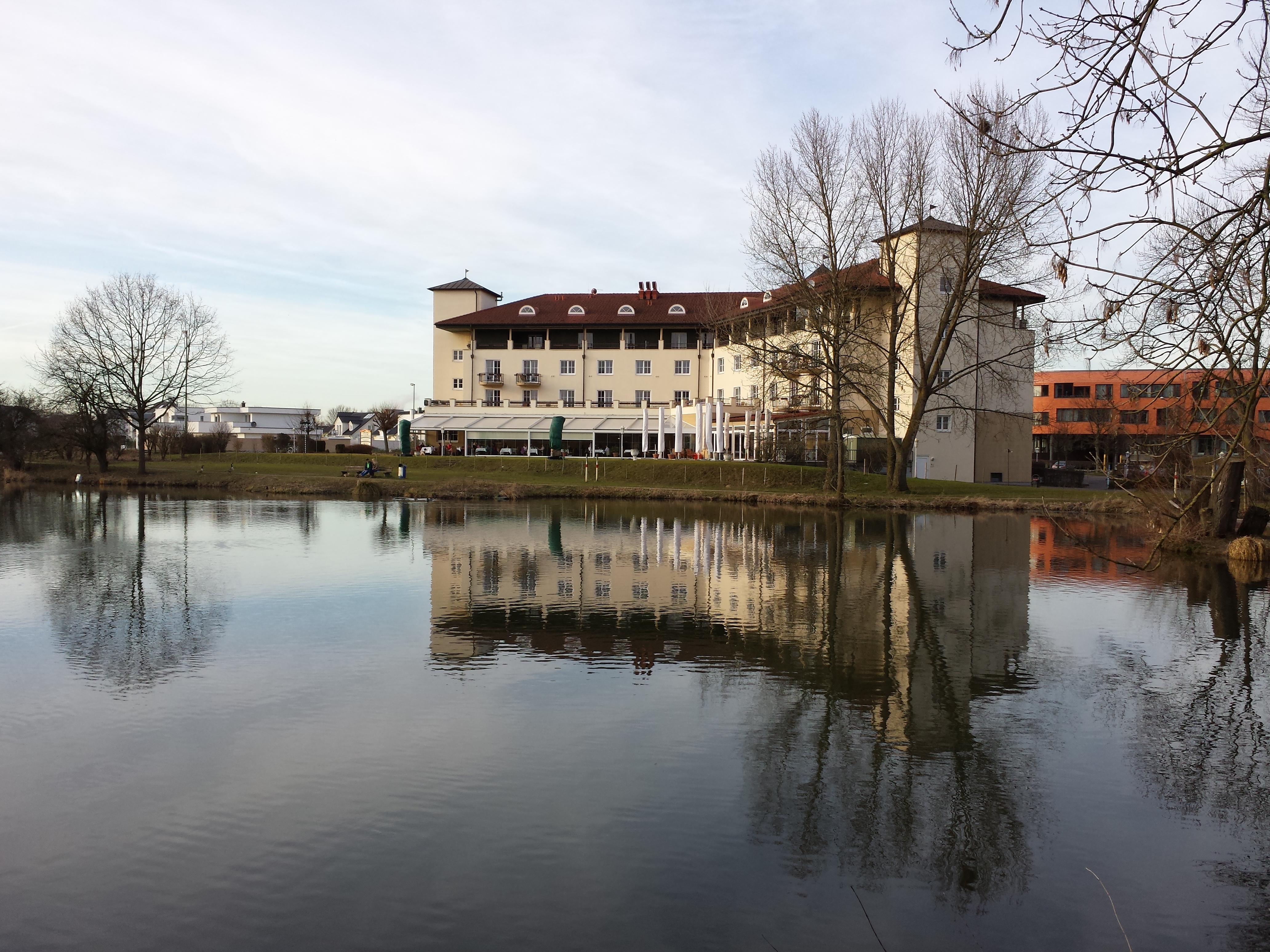 Blick &uuml;ber den k&uuml;nstlich angelegten Teich des alten Angerbachs ,der renaturiert wurde