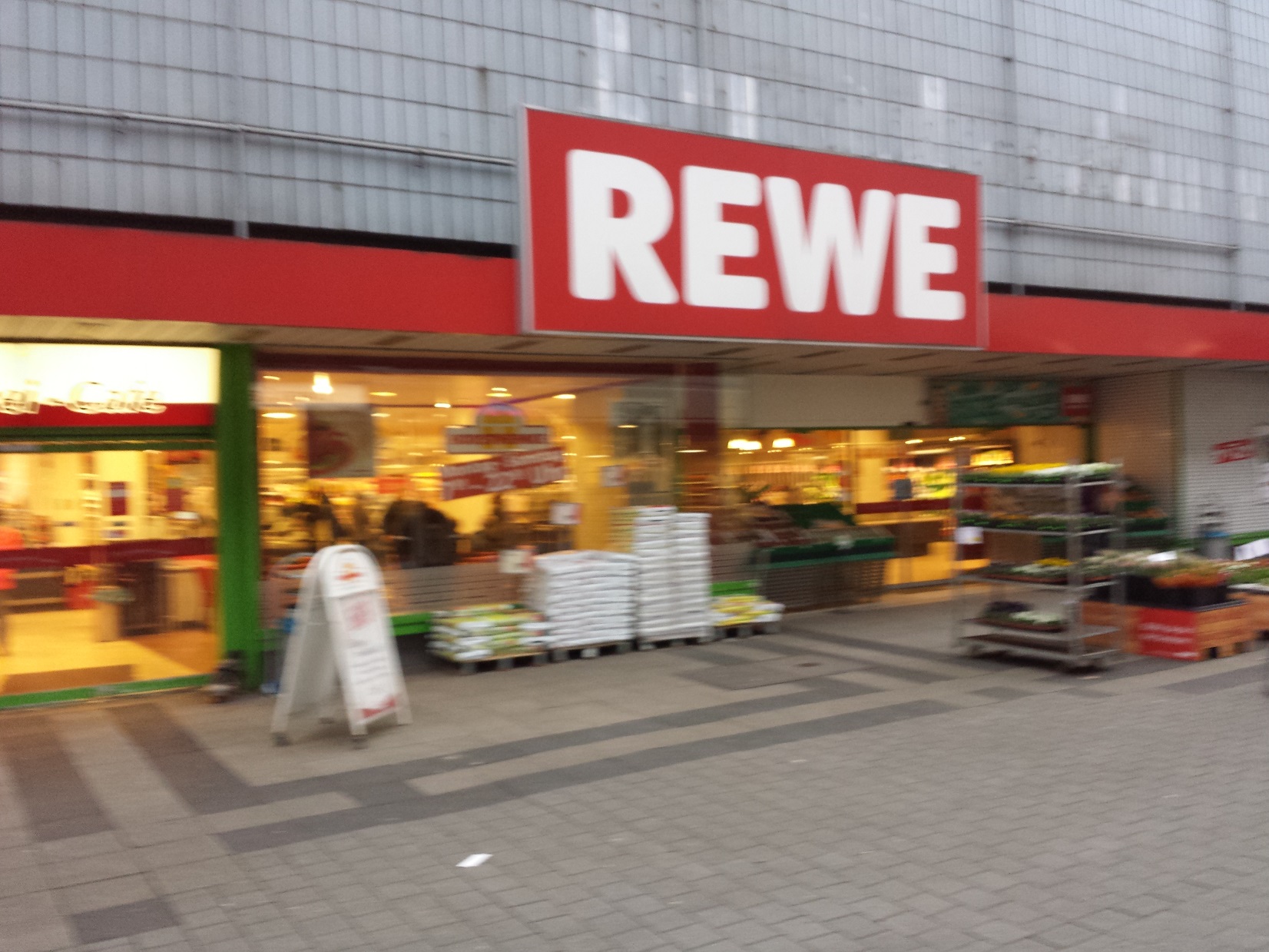 Bild 1 REWE in Duisburg