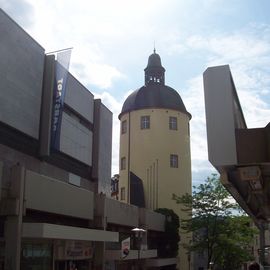 Schloss und &quot;dicker Turm&quot; befinden sich mitten in der Innenstadt zwischen Geschäften und Fußgängerzone