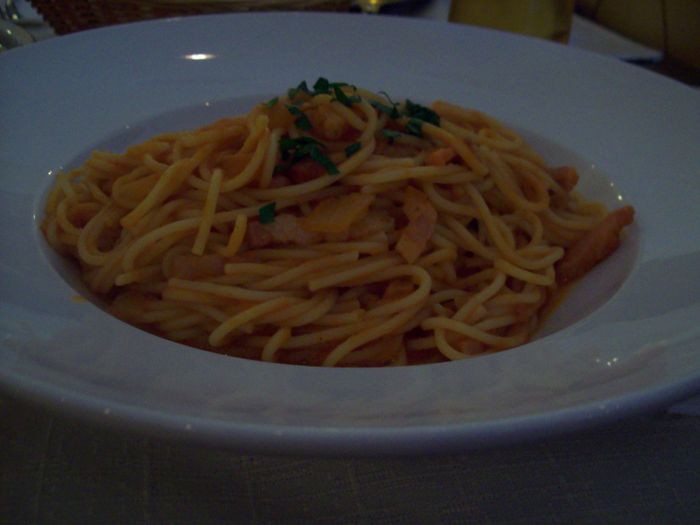 Spaghetti Matriciana...aus Rücksicht auf die anderen Gäste ohne Blitz fotografiert