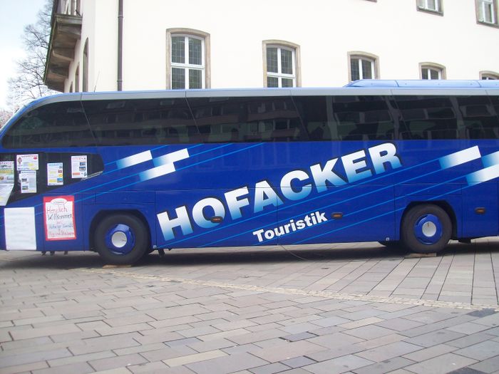 Einer der schicken modernen Reisebusse von Hofacker Touristik (04/11)