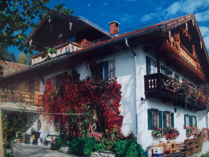Haus Antonia in Wallgau. Links die Terrasse über der Garage, da ist immer "unsere" Ferienwohnung