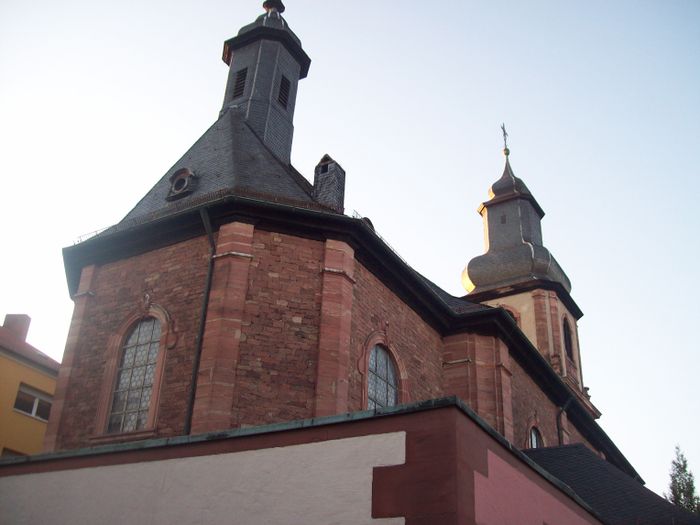 Die Kirche befindet sich zentral in Aschaffenburg