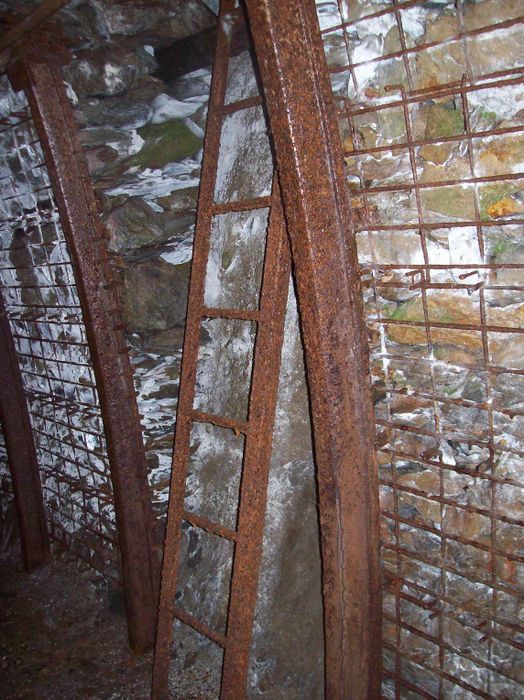 Eine alte verrostete Leiter unten im Schaubergwerk