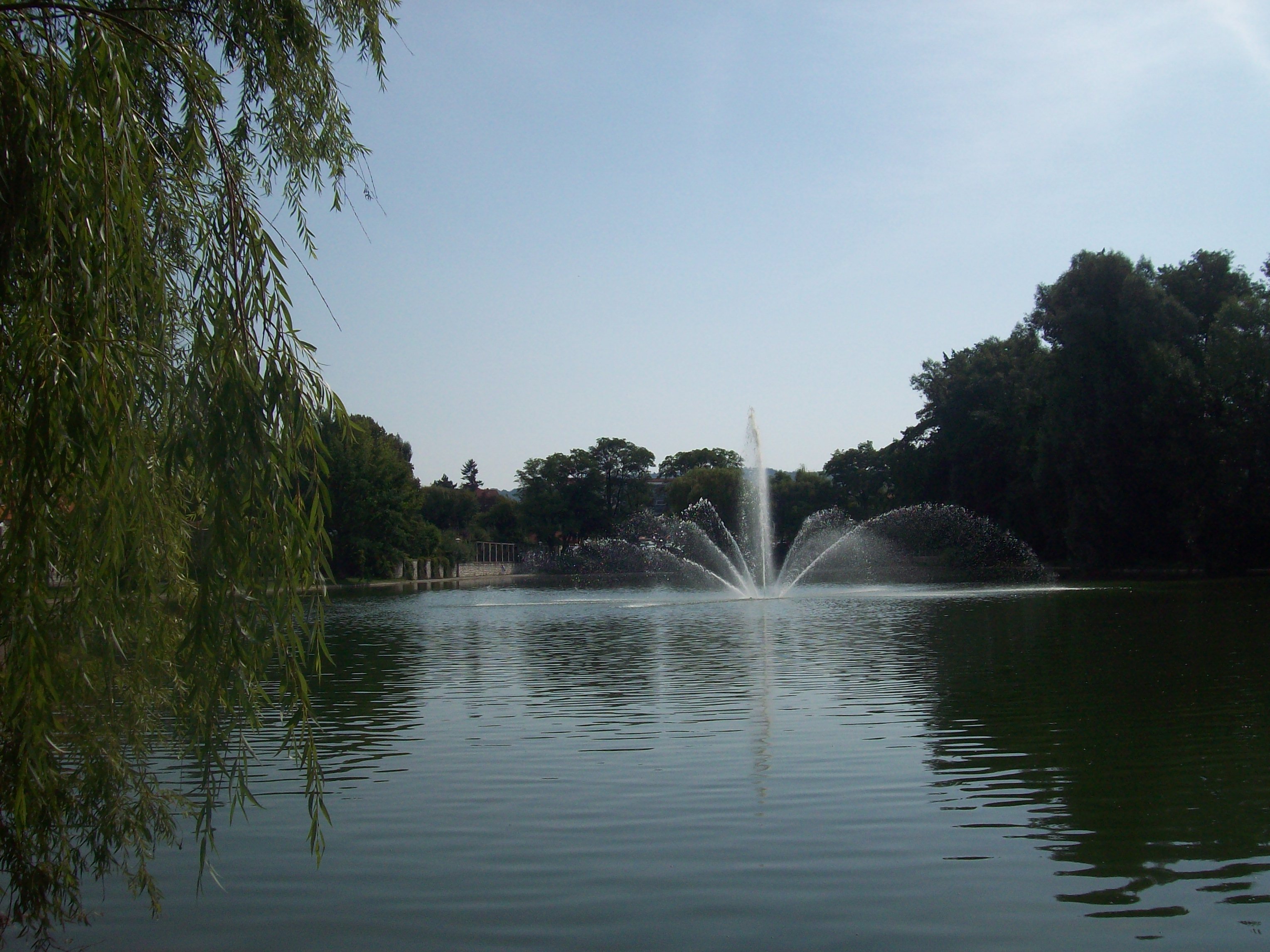 Vor der Schule befindet sich dieser See. Traditionell springen die Schülerinnen am letzten Schultag vor den Sommerferien in voller Montur hinein:-)