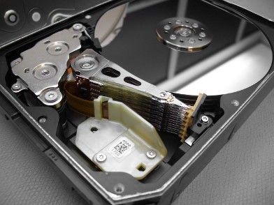 Geöffnete HGST Helium Festplatte mit 6 TB Kapazität.