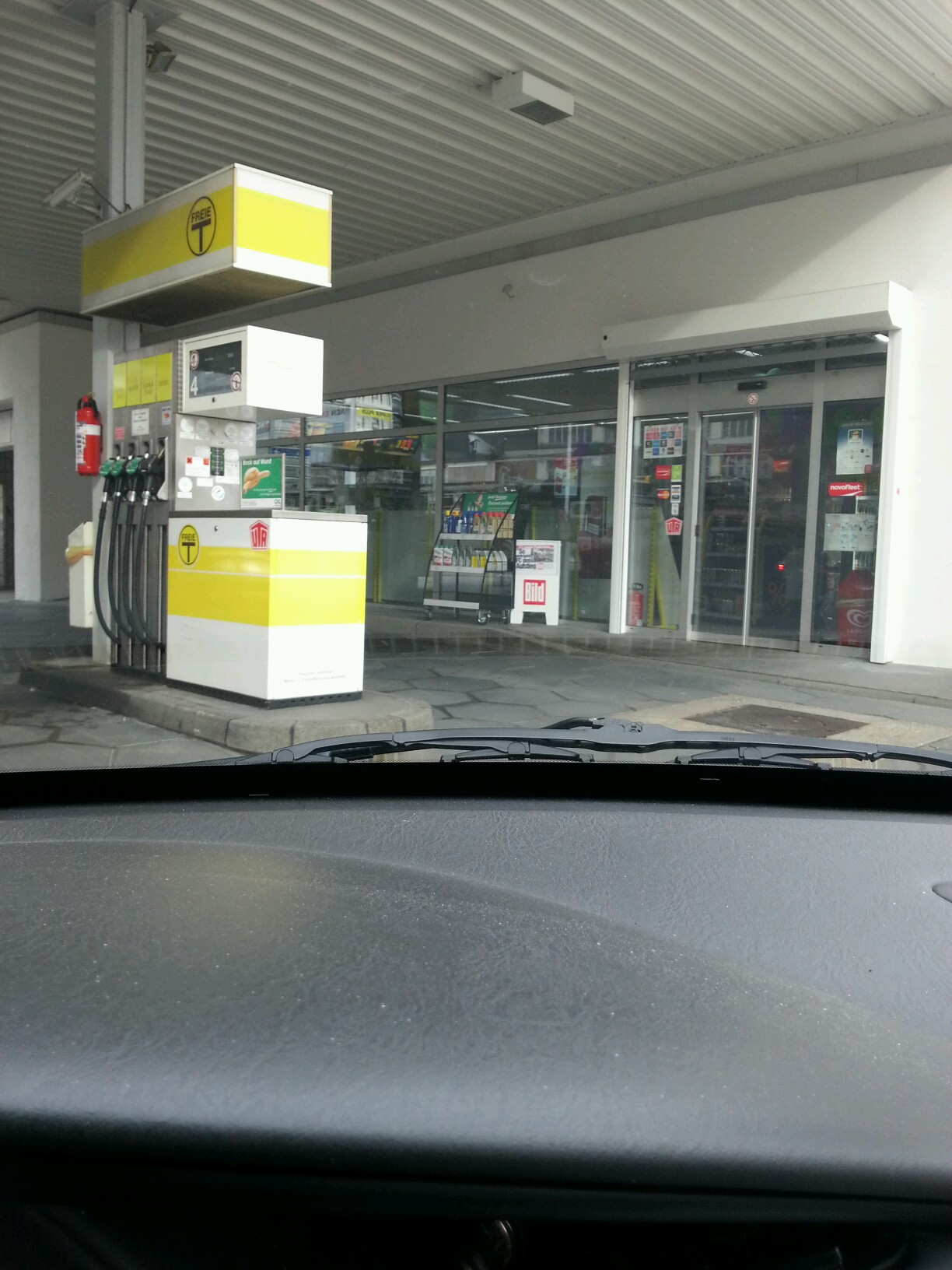Bild 1 OIL! Tankstelle in Leverkusen